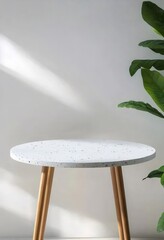 シンプルな白い斑点テーブルと緑の植物のミニマリスト