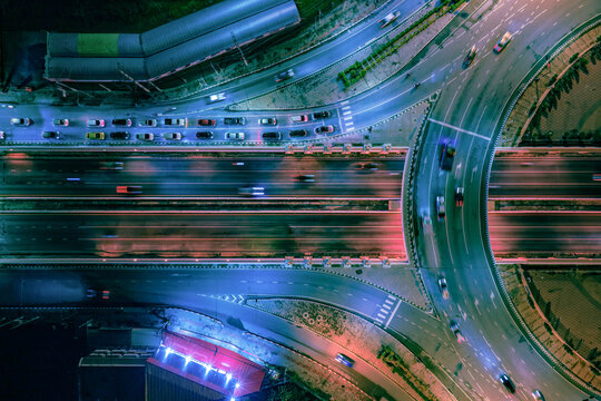 Expressway, Self-driving autonomous electric cars of the future with elements move along a busy traffic intersection. Artificial Intelligence, Car Scan, GPS Tracking, Smart Roads, IoT, highway