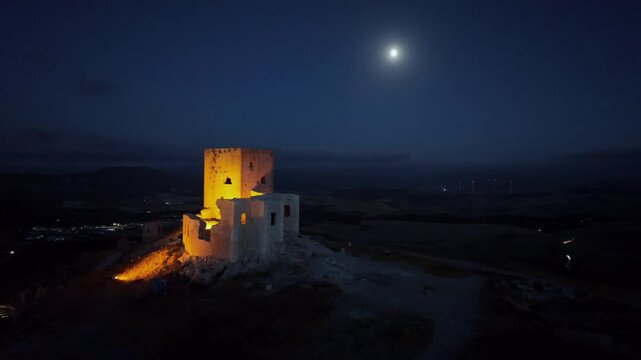 la noche en el hermoso castillo de la estrella en Teba, Espa&ntilde;a