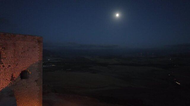 la noche en el hermoso castillo de la estrella en Teba, Espa&ntilde;a