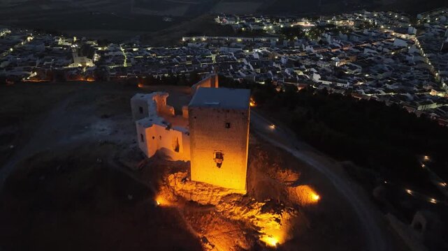 la noche en el hermoso castillo de la estrella en Teba, Espa&ntilde;a