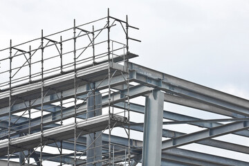 CONSTRUCTION SITE FOR THE CONSTRUCTION OF A GALVANIZED STEEL STRUCTURE WITH BEAMS AND PILLARS -...