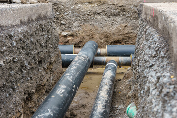 Baustelle mit Leitungsgraben für eine neue Fernwärmeleitung