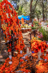 Tumbas decoradas durante el Día de Muertos en el pueblo de Tzintzuntzan, Michoacán, México