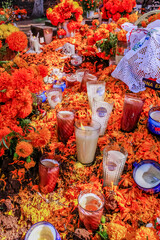 Tumbas decoradas durante el Día de Muertos en el pueblo de Tzintzuntzan, Michoacán, México