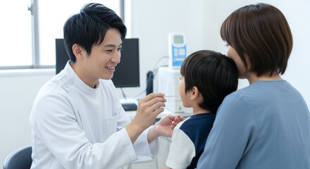 Fototapeta premium 小児科で医師の診察を受ける子ども