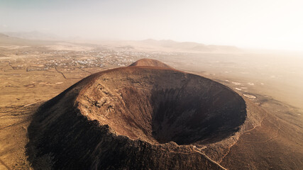 Beeindruckender Vulkankrater auf Fuerteventura im warmen Abendlicht © David