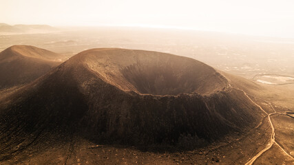 Beeindruckender Vulkankrater auf Fuerteventura im warmen Abendlicht © David