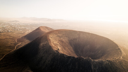 Beeindruckender Vulkankrater auf Fuerteventura im warmen Abendlicht © David