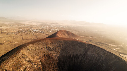 Beeindruckender Vulkankrater auf Fuerteventura im warmen Abendlicht © David
