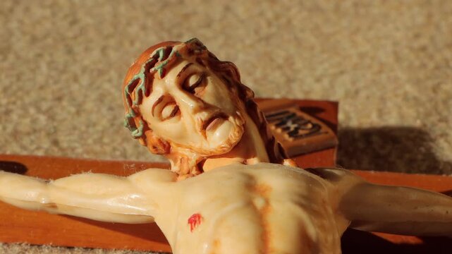 La cruz de cristo es el amor entregado. Su rostro muestra distintos sentimientos, pero la cruz muestra el amor donado gratuito y crucificado.