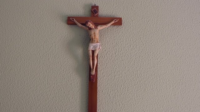 La cruz de cristo es el amor entregado. Su rostro muestra distintos sentimientos, pero la cruz muestra el amor donado gratuito y crucificado.