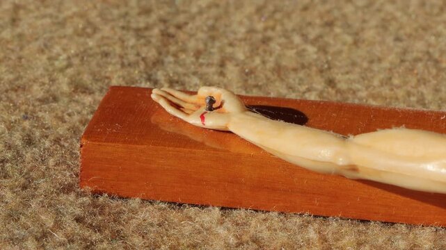 La cruz de cristo es el amor entregado. Su rostro muestra distintos sentimientos, pero la cruz muestra el amor donado gratuito y crucificado.