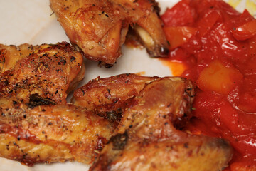 ali di carne di pollo e peperonata