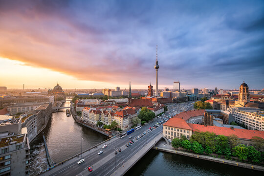 Fototapeta Aerial view of the Berlin skyline at sunset