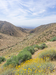 Obraz premium Silhouette of hiker with backpack walking at sunset with mountains in the background scenery view