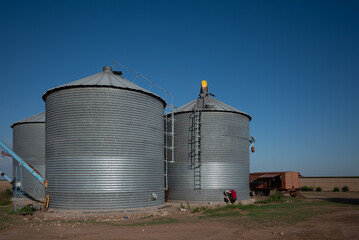 Silo para almacenamiento de semillas en zona rural agrícola
