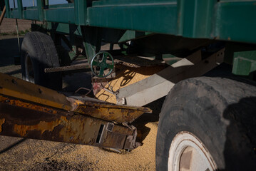 Detalle descarga semillas de soja de acoplado con semillas a chimango 