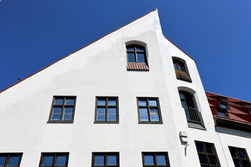 Malerisches weißes Gebäude auf dem St.-Jakobs-Platz in München