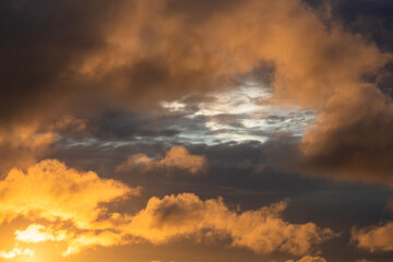 dettaglio del cielo infuocato dal tramonto