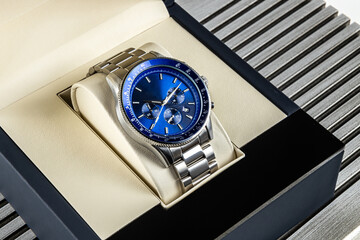 Premium men’s wristwatch with polished steel bracelet, blue dial, chronograph and modern design