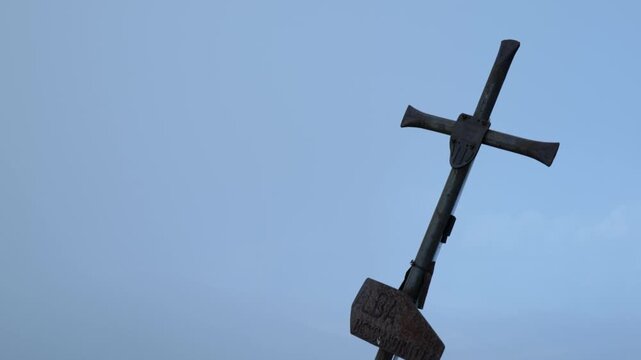 Cruz en la cima de una monta&ntilde;a