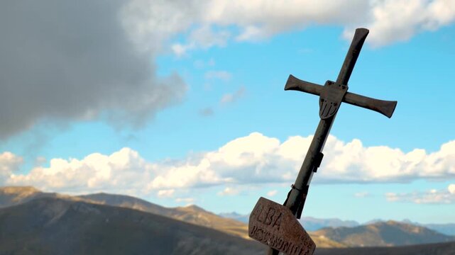 Cruz en la cima de una monta&ntilde;a