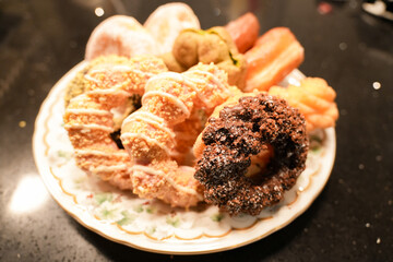 美味しそうな色とりどりのドーナツ