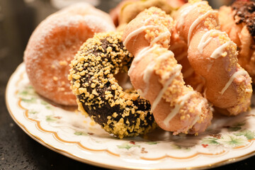 美味しそうな色とりどりのドーナツ