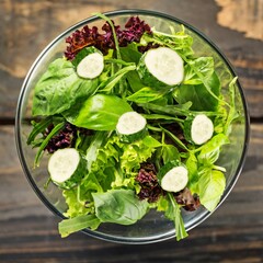 Obraz premium Green fresh ripe cucumbers vegetable slices in salad