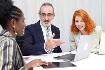 Obraz premium Diverse Team Working Together in Modern Co-Working Space. Casual meeting of senior diverse business team analyzing financial data. Multiethnic business people working in the office. senior man.