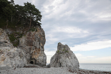 海岸の断崖とトンネル