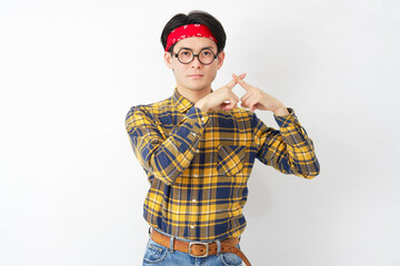 アキバ系の男性　指でばつ印のジェスチャー　白背景