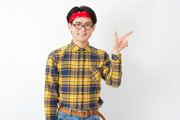 アキバ系の男性　チェックサイン　白背景