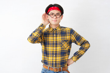 アキバ系の男性　耳に手を当てて聴く　白背景