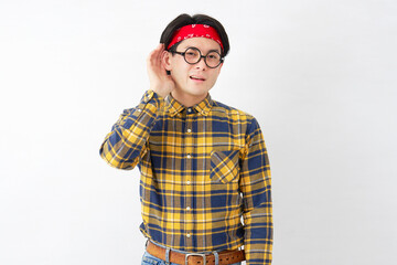 アキバ系の男性　耳に手を当てて聴く　白背景