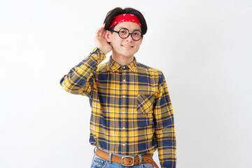 アキバ系の男性　耳に手を当てて聴く　白背景