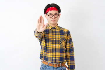 アキバ系の男性　禁止のジェスチャー　白背景