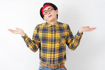 アキバ系の男性　ギブアップのジェスチャー　白背景　カメラ目線