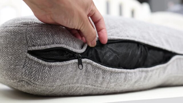 壊れて閉まらなくなったクッションのファスナー。