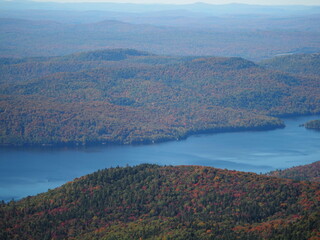Obraz premium Panoramic view of Laurentian mountains with colorful autumn forest in Quebec