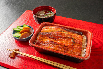うなぎ　Eel and rice in a lacquered box