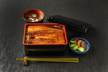 うなぎ　Eel and rice in a lacquered box