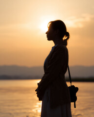 夕陽に照らされた若いアジア人女性のシルエット