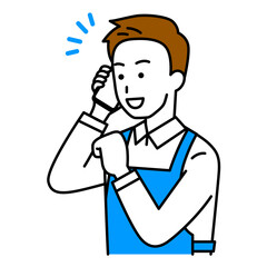 スマートフォンでの通話で喜ぶエプロン姿の男性