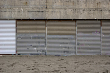 砂浜にあるシャッター