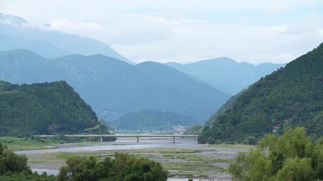 壮大な山々に囲まれた清らかな富士川の風景