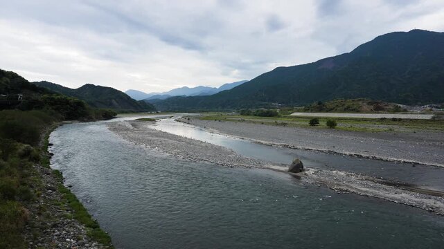 大自然に抱かれて流れる雄大な富士川