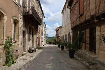 Rue bordée de maisons typiques dans le village, village de Monflanquin, département du Lot et Garonne, France