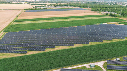 Obraz premium Billowy clouds above the farmland view